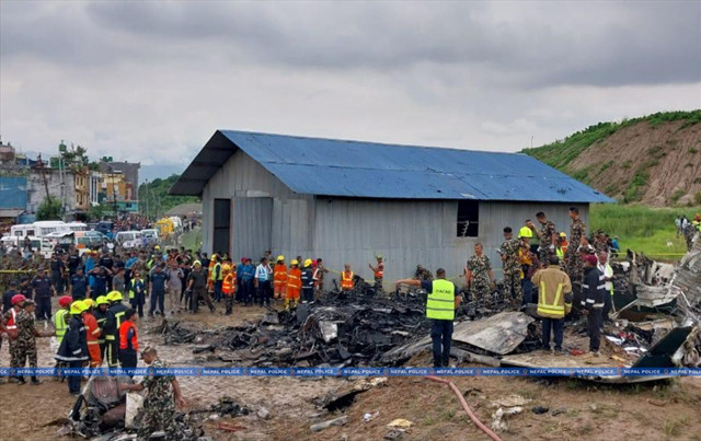 Uçak kalkış sırasında düştü! Çok sayıda ölü var - Resim: 1