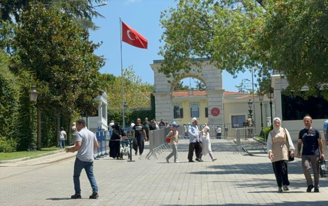 İstanbul'da sıcak havadan bunalanlar sahilde gezmeyi tercih etti - Resim: 2