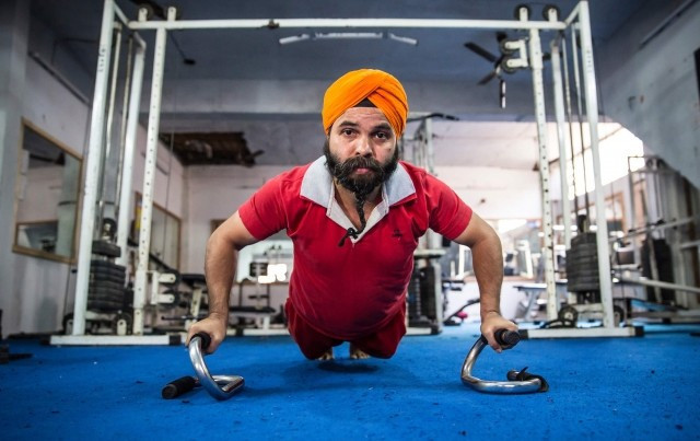 İnanılır gibi değil! Sakalıyla kadını kaldırdı - Resim: 4