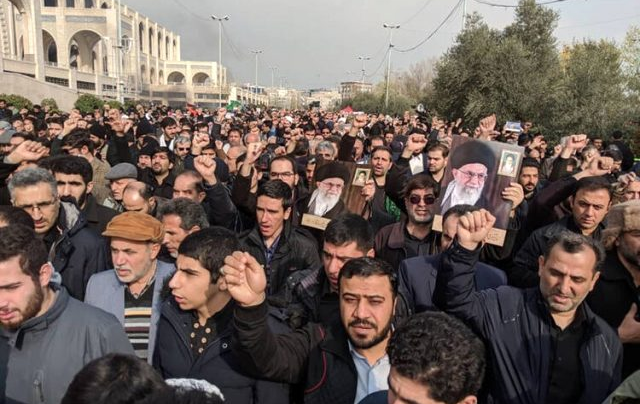İranlı General Kasım Süleymani'nin öldürülmesi sonrası halk sokaklara döküldü - Resim: 0