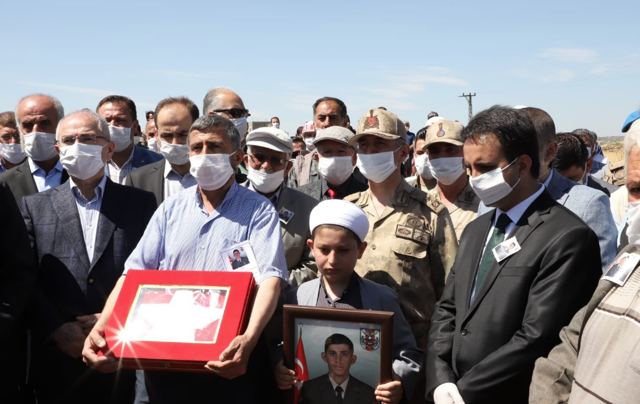 İdlib şehidi 'Kahrolsun PKK' sloganları ile son yolculuğuna uğurlandı - Resim: 0