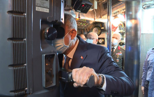 Bakan Hulusi Akar'dan TCG Gür denizaltısına ziyaret - Resim: 0