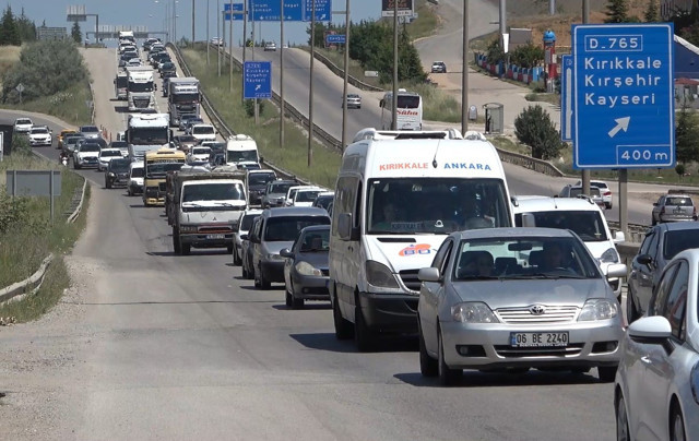 Tatilcilerin dönüş yolculuğu sürüyor: 43 ilin geçiş güzergahında trafik yoğunluğu - Resim: 2