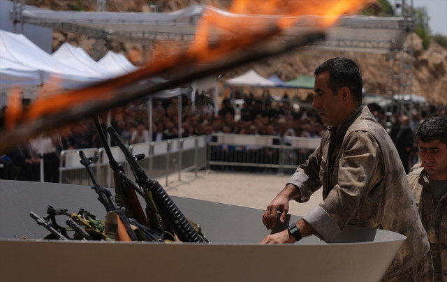 pkk, pkk silah bırakma, pkk silah yakma görüntüleri 