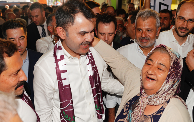 Bakan Kurum'dan Hatay'da depremzede aileye ziyaret: ''Bu memleket sizi unutmayacak!'' - Resim: 1