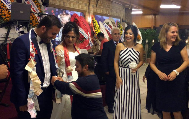 Düğünde takı yerine öyle bir şey taktı ki görenler gözlerine inanamadı! - Resim: 2
