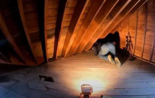 Yıllardır servetin üstünde yatmışlar! Evin parkelerinin altından tomar tomar binlerce dolar çıktı - Resim: 1