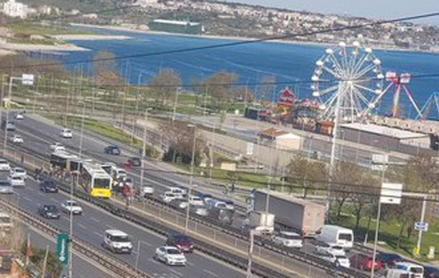 Avcılar'da iki metrobüs kafa kafaya çarpıştı - Resim: 0