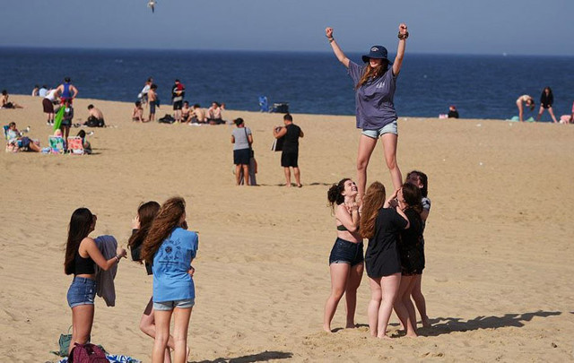 New Yorklular koronavirüse aldırmadan plajlara akın etti - Resim: 0