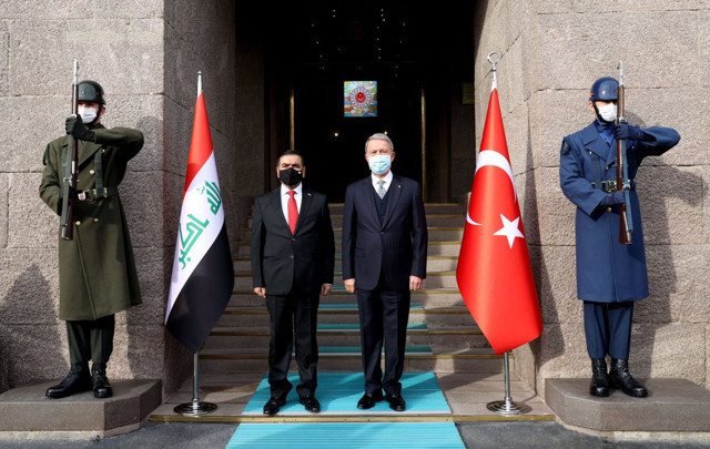 Bakan Hulusi Akar, Iraklı mevkidaşı Jumaah Enad Saadoonn ile görüştü - Resim: 0