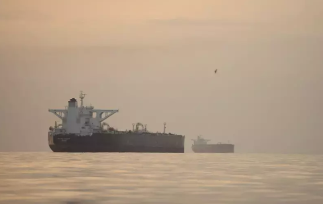 İran'dan cesur hamle! Ablukaya rağmen petrol tankerini geçirdi - Resim: 1