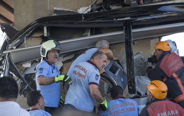 Ankara'da otobüs köprüye sıkıştı çok sayıda ölü var! - Resim: 3