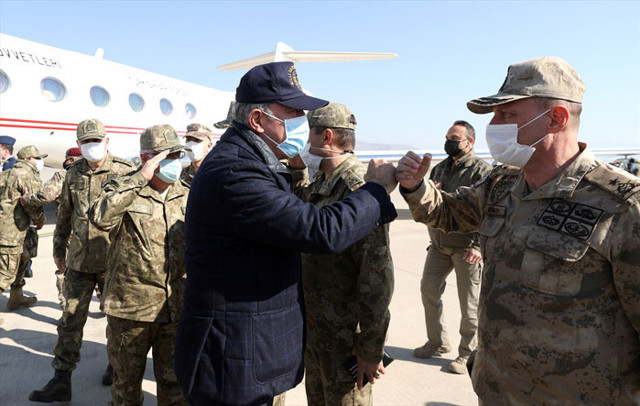 Milli Savunma Bakanı Hulusi Akar TSK komuta kademesi ile sınır hattında - Resim: 0