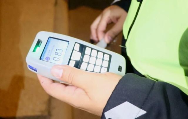 Polisin alkollü sürücüyle imtihanı! Soru yağmuruna tuttu, sözleri olay oldu: "Siz çok abartıyorsunuz” - Resim: 1