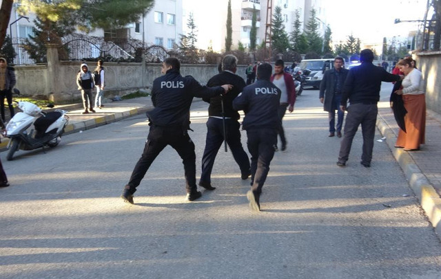 Adıyaman'da iki aile birbirine girdi! Palalı, satırlı kavgada çok sayıda gözaltı var - Resim: 2
