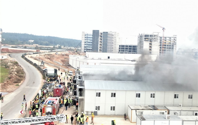 Antalya'da 200 işçinin kaldığı konteynerde korkutan yangın - Resim: 1