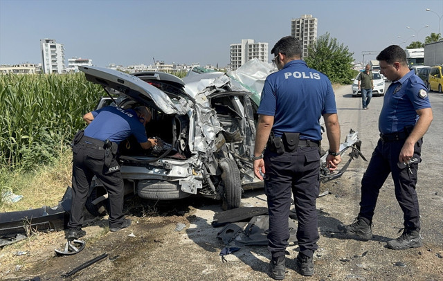 Adana'da tanker ışıklarda bekleyen araçlara çarptı - Resim: 0