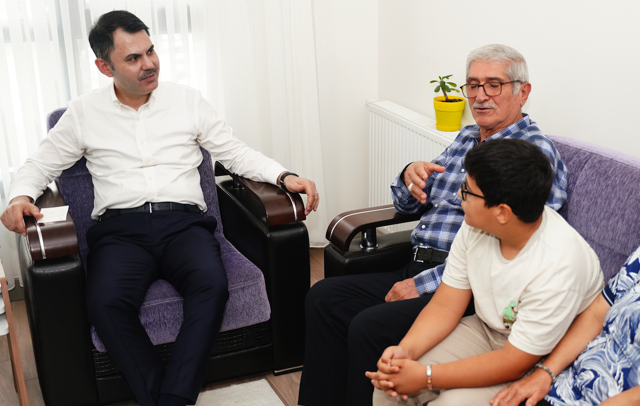 Bakan Kurum'dan Hatay'da depremzede aileye ziyaret: ''Bu memleket sizi unutmayacak!'' - Resim: 3