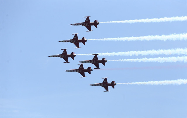 Türk Yıldızları, Çanakkale Şehitler Abidesi üzerinde gösteri uçuşu yaptı - Resim: 0