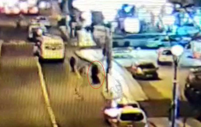 Kolundaki kılları görünce kadın olmadığını anladı! Hemen polise haber verdi - Resim: 1