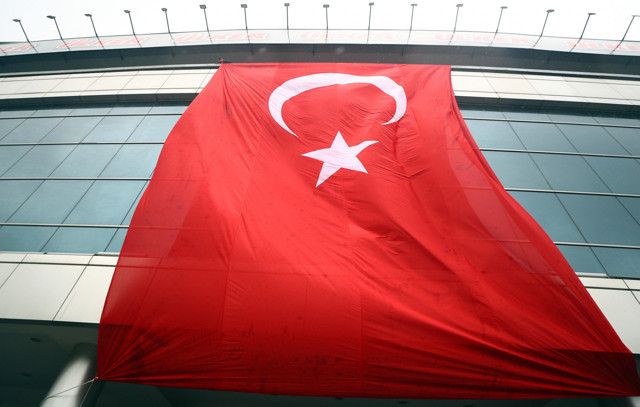 Şükrü Saracoğlu şehitler anısına Türk bayraklarıyla donatıldı - Resim: 0