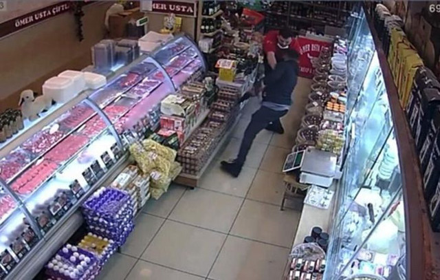 İzmir'de şehir eşkıyası dehşeti! Haraç vermeyince önce babayı sonra oğlunu bıçakladı - Resim: 0