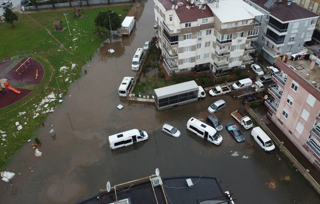 Antalya'da okullar bir gün daha tatil edildi! Sel can aldı, 'kıyamet kopuyor sandık'... - Resim: 0