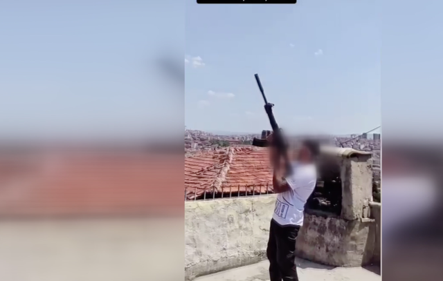 Silahlı paylaşım yapıp birbirlerine meydan okudular! Ekipler harekete geçti - Resim: 0