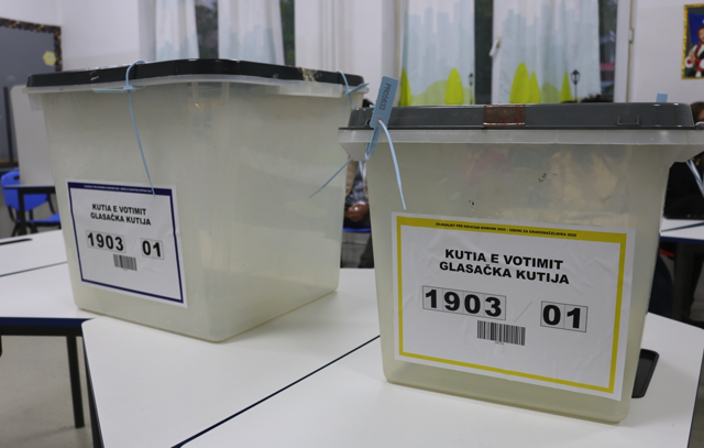 Kosova'da halk yerel seçim için sandık başında - Resim: 1