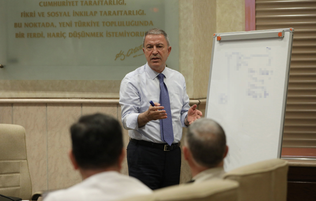 Bakan Akar ile komutanlar Fırat'ın doğusuna olası harekatı görüştü - Resim: 0