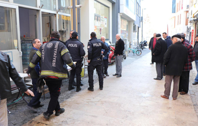 Yangında kahveye duman doldu müşteriler tavlaya devam etti - Resim: 0