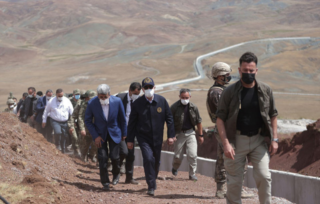 Milli Savunma Bakanı Hulusi Akar ve komutanlar İran sınırını denetledi - Resim: 3