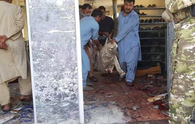 Afganistan'da cuma namazında camiye bombalı saldırı: Ölü sayısı 100'ü geçti! - Resim: 0