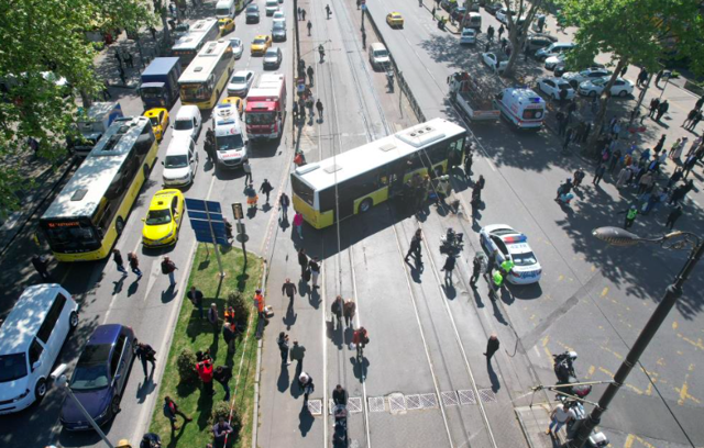 İETT otobüsü ve tramvay çarpıştı çok sayıda yaralı var - Resim: 1