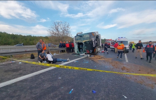 Kahreden haber: TEM Otoyolu'nda yolcu otobüsü devrildi! Ölü ve yaralılar var - Resim: 0