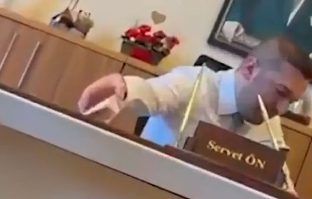 Rüşvet alırken kameraya yakalandı! Belediye skandal olay sonrası o müdürü kovdu - Resim: 0