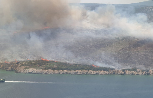 3 ilde orman yangını çıktı! Boydan boya alevler sardı ekipler bölgede - Resim: 0