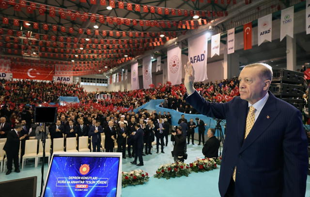Cumhurbaşkanı Erdoğan: 2 ayda 75 bin, yıl sonuna kadar 200 bin konutu teslim edeceğiz - Resim: 0