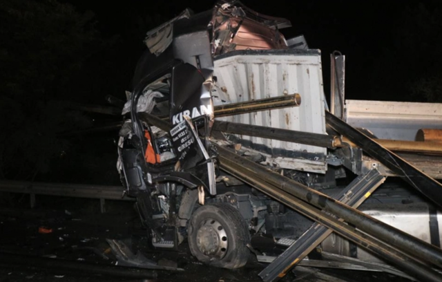 Duran TIR'a arkadan başka bir TIR çarptı! Feci kazada 2 kişi öldü - Resim: 0