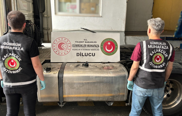 Türkiye'ye girmeye çalışan tırlarda yüklü miktarda uyuşturucu ele geçirildi - Resim: 1