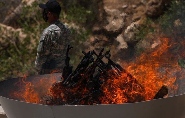 pkk, pkk silah bırakma, pkk silah yakma görüntüleri