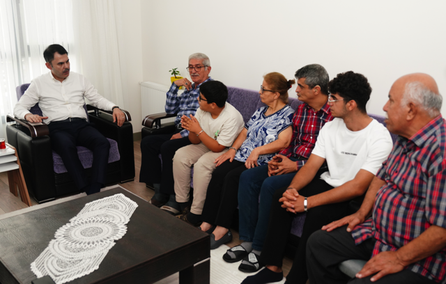 Bakan Kurum'dan Hatay'da depremzede aileye ziyaret: ''Bu memleket sizi unutmayacak!'' - Resim: 0