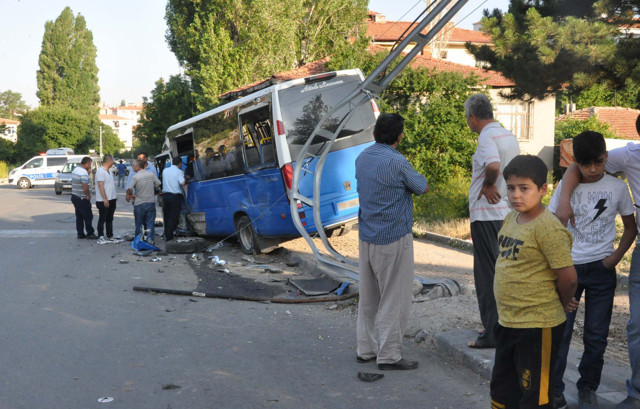 Minibüs önce otomobile sonra direğe çarptı! Yaralılar var - Resim: 1