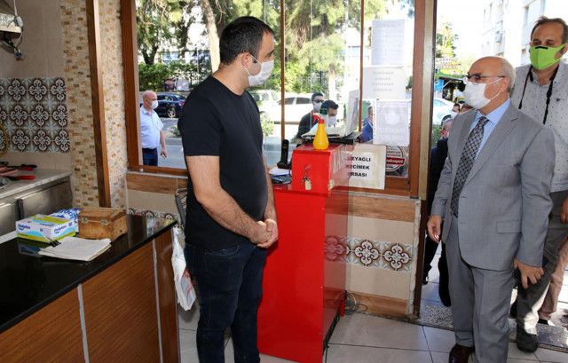 Esnafı denetime çıkan İzmir Valisi Köşger: Durum 1 ay öncesine göre kötü - Resim: 0