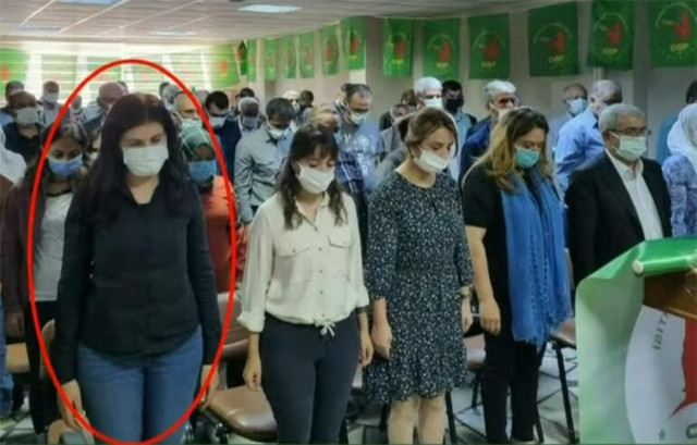 Diyarbakır'da DBP'ye terör operasyonu! HDP'li vekilin Öcalan'a saygı duruşu fotoğrafı ortaya çıktı - Resim: 0