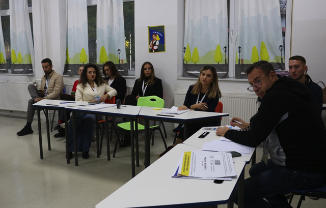 Kosova'da halk yerel seçim için sandık başında - Resim: 0