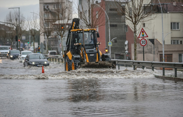 Bursa'da durum fena! Fırtına TIR'ı devirdi, çatıları uçurdu - Resim: 1
