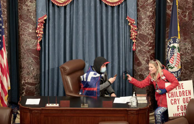 ABD'de sivil darbe girişimi! Kongre binası basıldı 4 kişi öldü ABD Başkanı Trump azlediliyor - Resim: 9