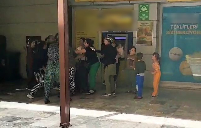 ATM'de kadınların sıra kavgası: Ortalık fena karıştı! Tekme tokatlı kavgaya aldırış etmeden para çekti! - Resim: 0