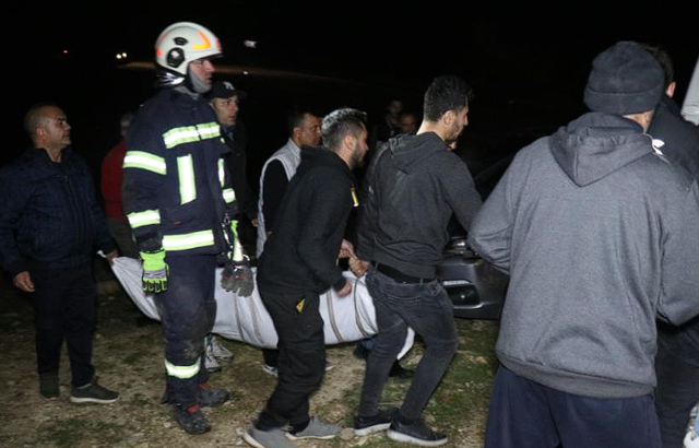 Anne ve oğlunu taşıyan araç uçuruma yuvarlandı: 1 ölü, 1 yaralı - Resim: 0